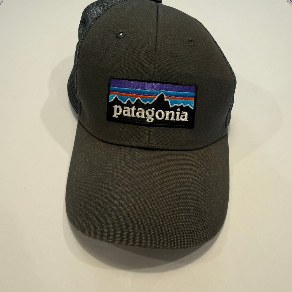 Patagonia P-6 Logo Trucker Hat Men One Size Grey Mesh Snapback Gorpcore